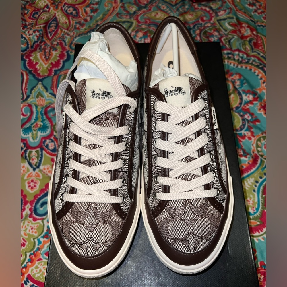 Comfortable coach sneakers🤎